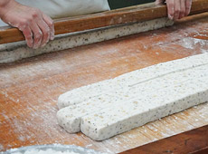 手作りへのこだわり、製造風景｜山見の里 菓子司 丸中