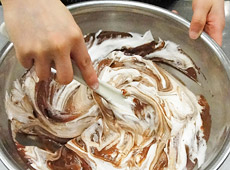 手作りへのこだわり、製造風景｜山見の里 菓子司 丸中