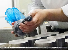 手作りへのこだわり、製造風景｜山見の里 菓子司 丸中