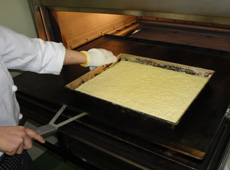 手作りへのこだわり、製造風景｜山見の里 菓子司 丸中