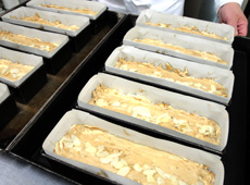 手作りへのこだわり、製造風景｜山見の里 菓子司 丸中