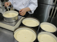 手作りへのこだわり、製造風景｜山見の里 菓子司 丸中