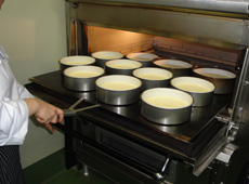 手作りへのこだわり、製造風景｜山見の里 菓子司 丸中